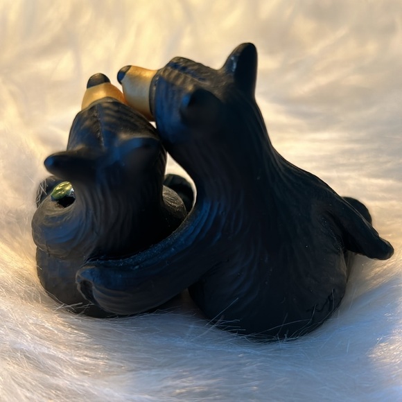 Big sky carvers kissing bears - Picture 3 of 4